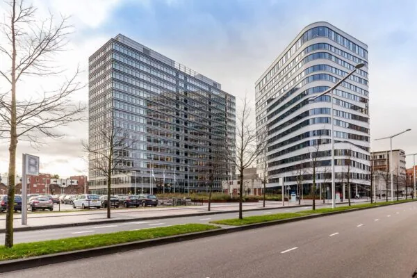 Twee moderne kantoorgebouwen aan de Prinses Beatrixlaan met een brede, lege weg op de voorgrond.